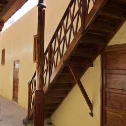Escalera de acceso a la primera planta